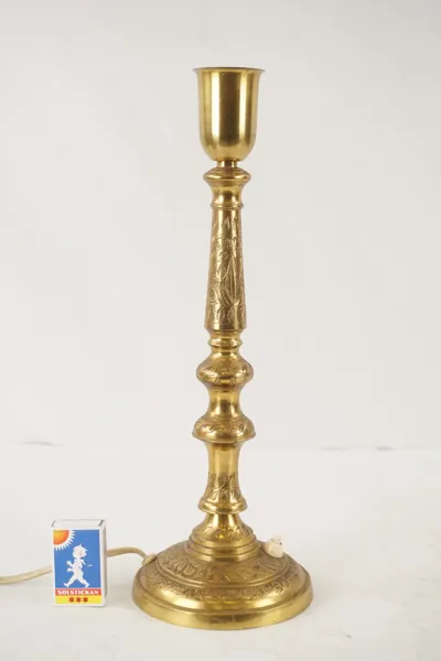 Bordslampa mässingfot. C12