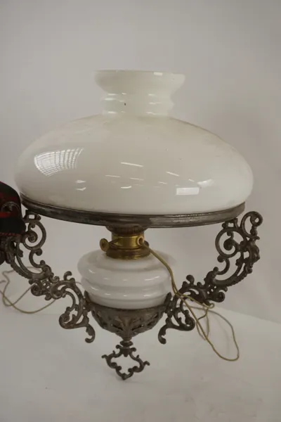 Taklampa med silverfärgad dekor. Bc54