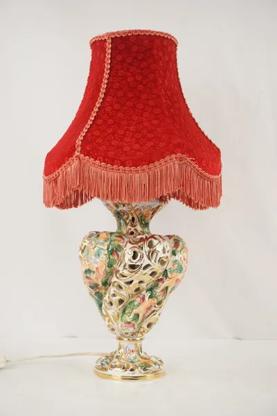 Bordslampa röd skärm. M28