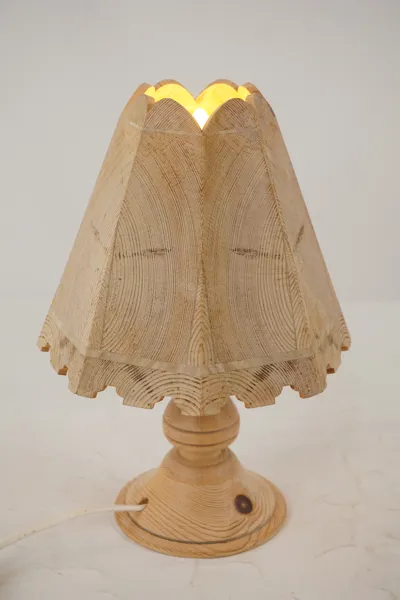 Bordslampa i trä. M29
