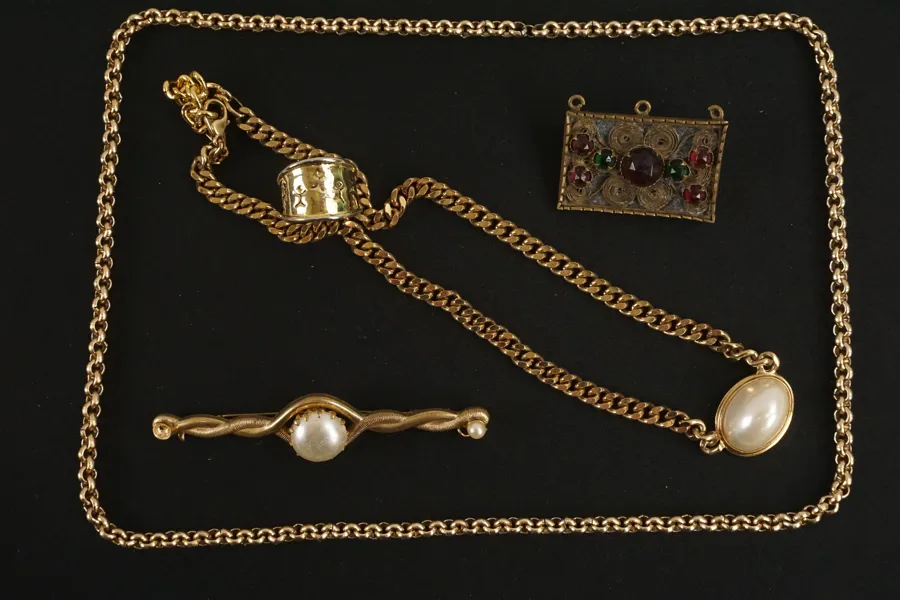 Halsband, ringar och broscher i guldfärg. A232/