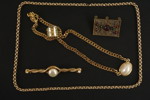 Halsband, ringar och broscher i guldfärg. A232/