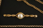 Halsband, ringar och broscher i guldfärg. A232/