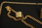 Halsband, ringar och broscher i guldfärg. A232/