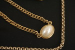 Halsband, ringar och broscher i guldfärg. A232/