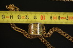 Halsband, ringar och broscher i guldfärg. A232/
