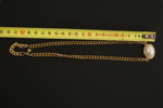 Halsband, ringar och broscher i guldfärg. A232/