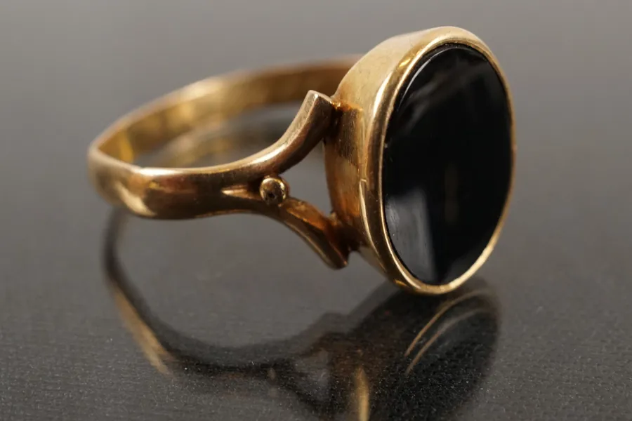Guldring med planslipad onyx 18k 5,8g. A39/