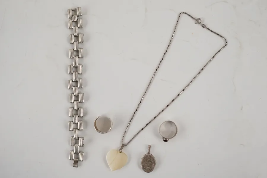Silver halsband, ring, hänge mm. A144