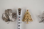 Bladformad brosch mm. A152