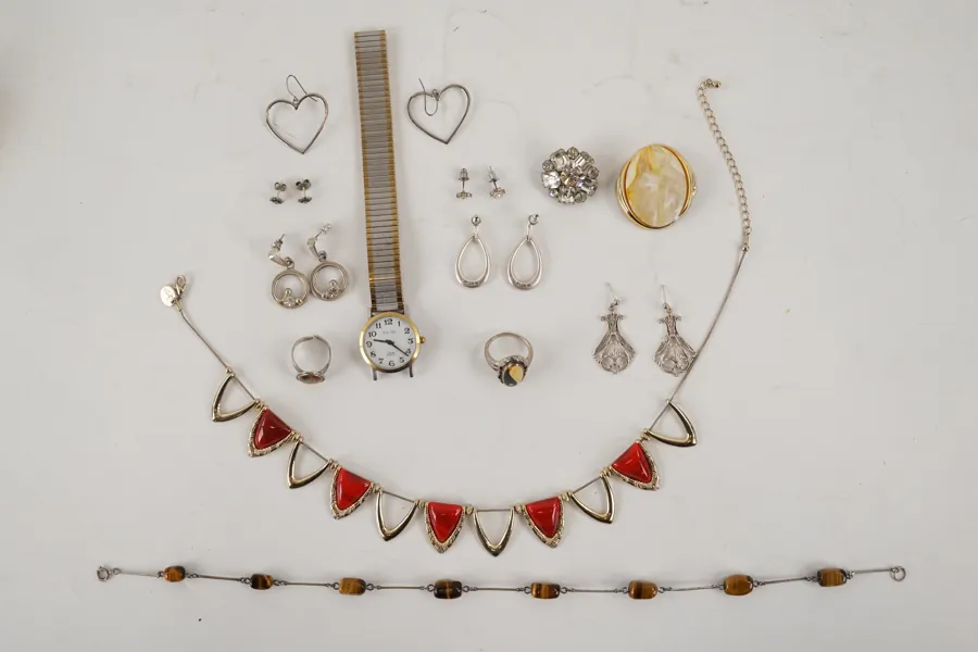 Armbandsur, halsband mm smycken. A153