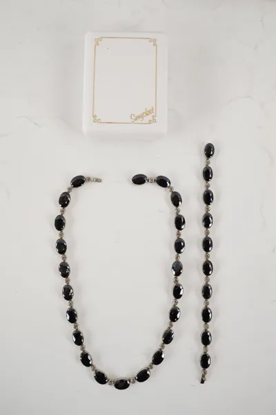 Halsband & halsband med svarta stenar. A155