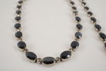 Halsband & halsband med svarta stenar. A155