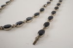 Halsband & halsband med svarta stenar. A155