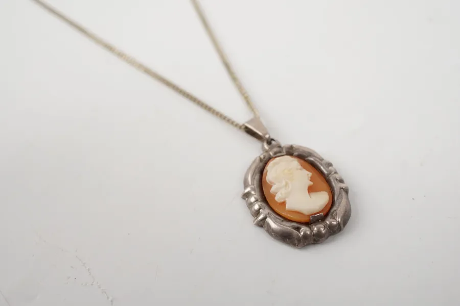 Halsband & Cameo silverhäge. A172