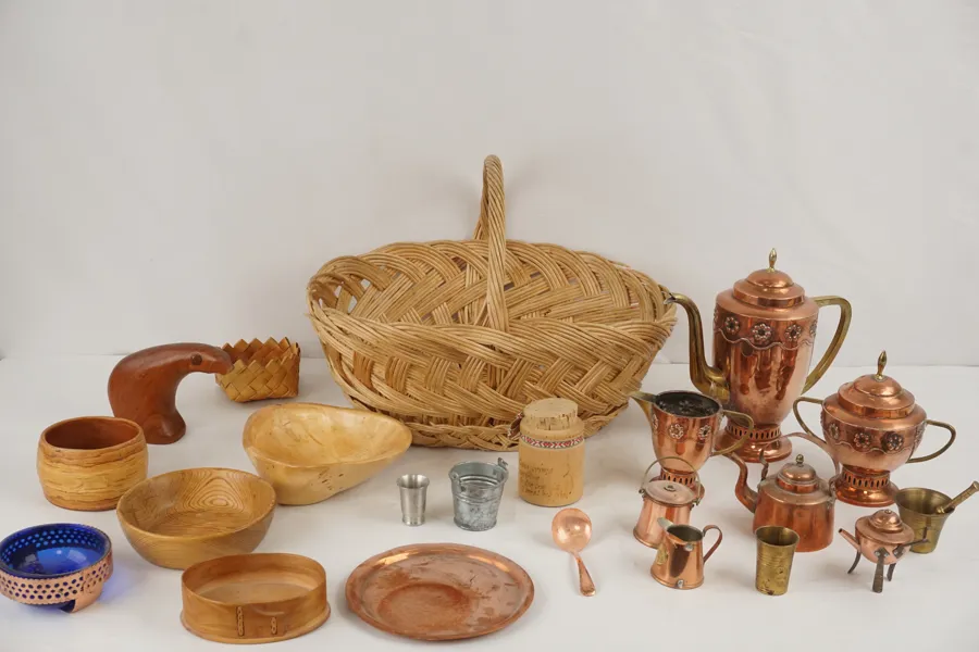 Skulptur Is björn i teak, Kopparkanna mm. A180
