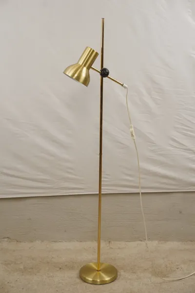 Golvlampa i guldfärg. B174