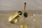 Golvlampa i guldfärg. B174