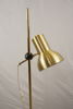 Golvlampa i guldfärg. B174