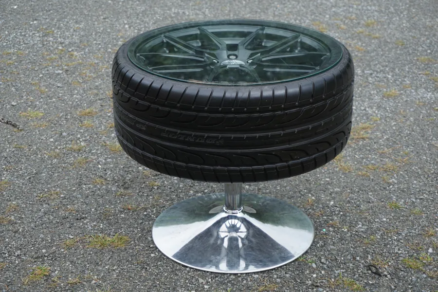 Handgjort bord med ett bilhjul i aluminium Dotz. B130