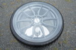 Handgjort bord med ett bilhjul i aluminium Dotz. B130