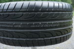 Handgjort bord med ett bilhjul i aluminium Dotz. B130