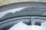 Handgjort bord med ett bilhjul i aluminium Dotz. B130