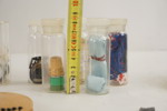 Knappar, dragkedjor & andra syartiklar. A27/