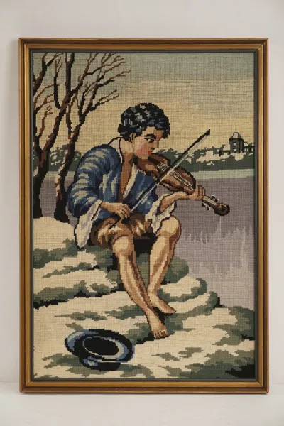 Tavla broderi, fiolspelande pojke. M35/