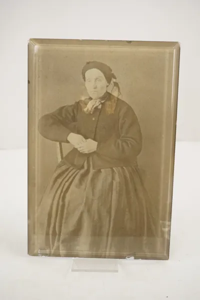 Porträtttavla monterad under glas. G96/