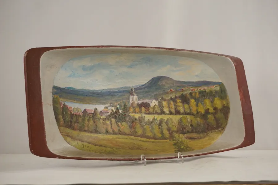 E. Alm Kyrka, målat tråg 54x25. M8/