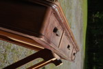 Stort skrivbordsskiva med lådor och socklar. B46/