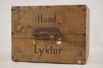 Hand Lyktor trälåda. A254