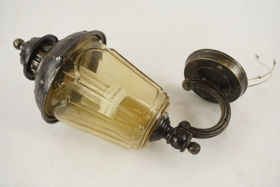 Vägglampa. D15