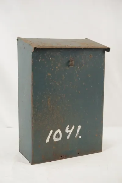Postlåda i plåt. D32