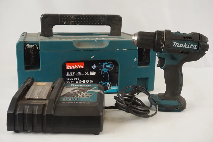 Makita DDF48 skruvdragare. D40