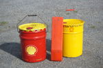 2st Shell oljedunkar & varningstriangel. B23