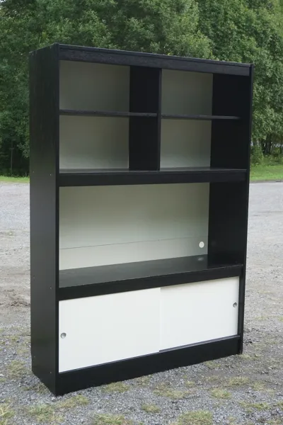 Bokhylla svart. B43