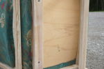 Träfåtölj med blomdesign. B46