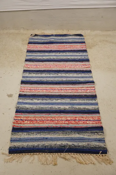 Trasmatta blå/röd 150x65. B151