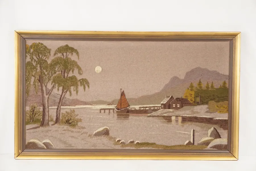 Broderitavla, båt, sjö, berg. M32