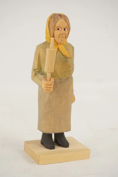 Träfigur Kvinna med Kavel. A86
