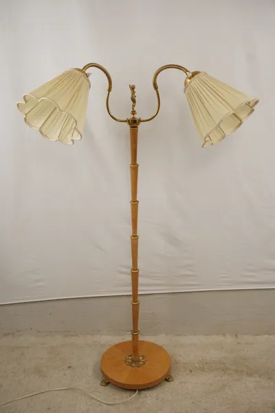 Golvlampa. krönt med kvinnofigur. B215