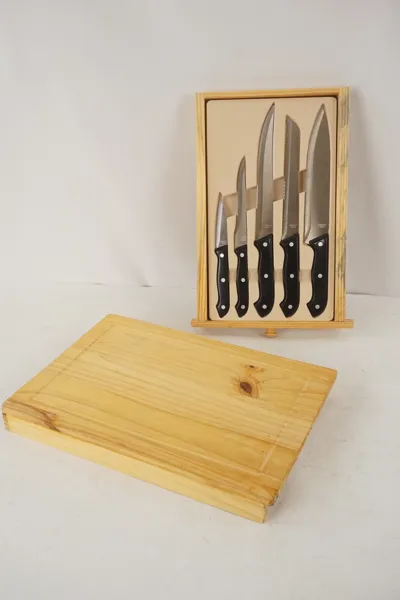 Knivset i skärbräda. D65