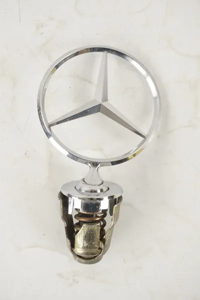 Mercedes-Benz Motorhuvsemblem. A134
