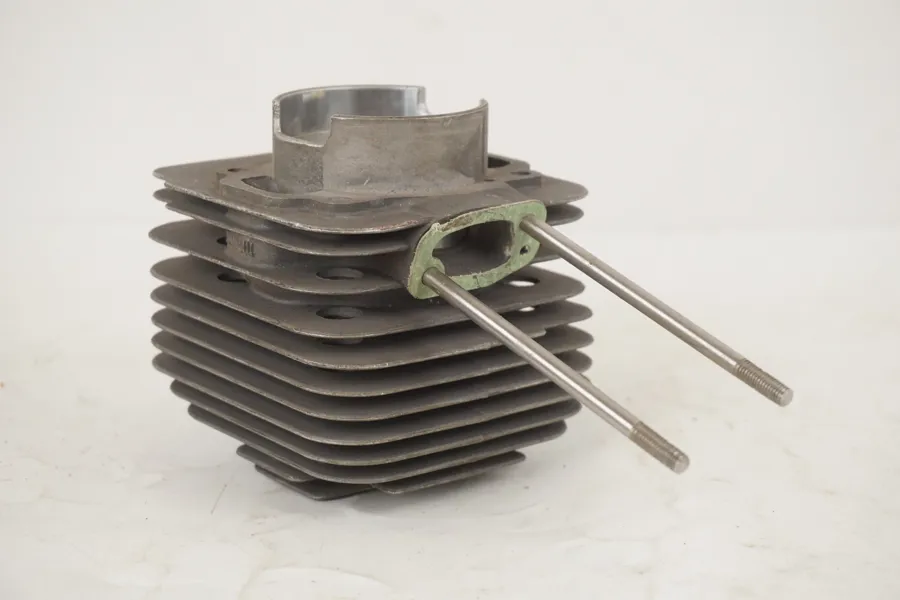Cylinder med kolv A157
