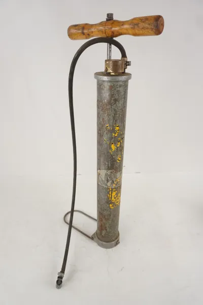 Handpump med manometer. B325
