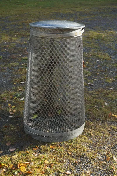 Soptunna av nätgaller. B343