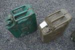 4st Bensindunkar i metall. B60