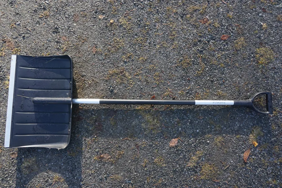 Fiskars Snöskyffel. B207